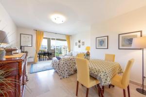 ein Esszimmer mit einem Tisch und Stühlen sowie ein Schlafzimmer in der Unterkunft Apartment 2 bedrooms 2 bathrooms clear view in Palm beach area in Cannes