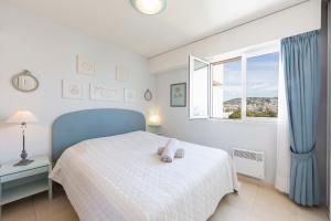 ein Schlafzimmer mit einem Bett mit einem Teddybär drauf in der Unterkunft Apartment 2 bedrooms 2 bathrooms clear view in Palm beach area in Cannes