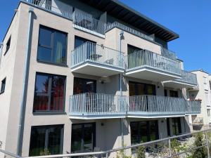 un edificio de apartamentos con balcones. en Apartments U37, en Schorndorf