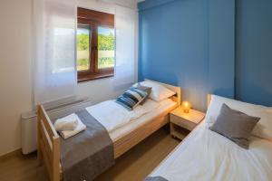 sypialnia z 2 łóżkami i oknem w obiekcie Otočki Virovi w mieście Otok
