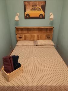 1 dormitorio con 1 cama con un coche amarillo en la pared en Gladiator's House, en Roma