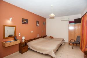 a bedroom with two beds and a mirror at Folies in Lourdata