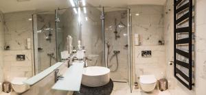 Kúpeľňa v ubytovaní Spa Residence Carbona Hévíz - Relax, Sissi Apartmanok