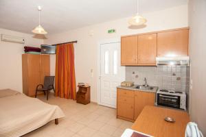 a kitchen with a bed and a sink in a room at Folies in Lourdata