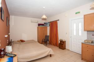 a bedroom with a bed and a table and a door at Folies in Lourdata