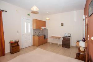 a room with a kitchen with a table and a door at Folies in Lourdata