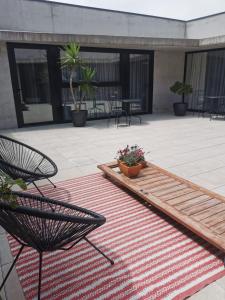 un patio con mesa, sillas y alfombra en Pateo 780, en Vila Nova de Gaia