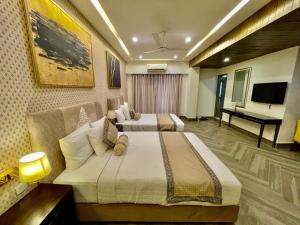pokój hotelowy z 2 łóżkami i pianinem w obiekcie Shelton's Ambassador w mieście Islamabad