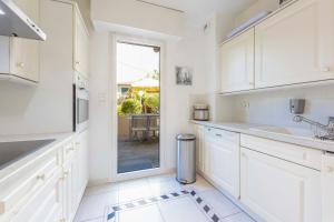 Кухня или мини-кухня в Apartment 2 bedrooms2 bathroomsdouble terrace & Garden in Palm beach area
