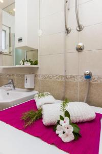 Koupelna v ubytování Apartments Lenija + 37 fotografií