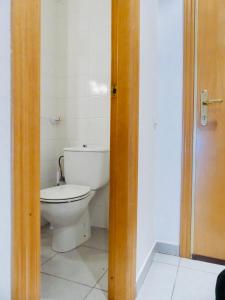 a bathroom with a white toilet in a room at Confortable PIS en ple centre de Vic APTGARBI in Vic