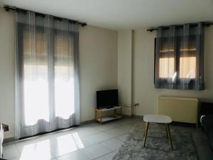 a living room with a chair and a television at APT6 Confortable PIS en ple centre de Vic APTGARBI in Vic