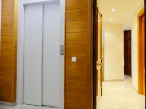 uma porta que leva a um corredor numa casa em Confortable PIS en ple centre de Vic APTGARBI em Vic