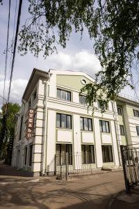 un edificio blanco con un cartel delante en Hotel Berg Haus, en Tver