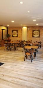 une salle à manger avec des tables et des tables en bois dans l'établissement Vila de Cunha, à Cunha