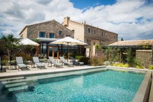 Bazén v ubytování Hotel Mas Bosch 1526 nebo v jeho okolí