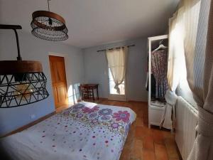 a bedroom with a bed with flowers on it at Les Néfliers in Maillane