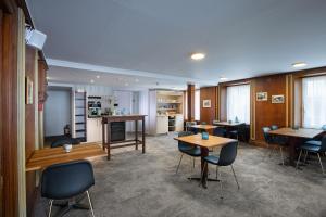 Kuchyň nebo kuchyňský kout v ubytování Hotel Krone by b-smart