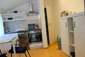 Kuchyňa alebo kuchynka v ubytovaní Apartment Studio Olga + 24 fotografií