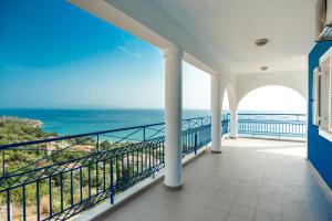 a balcony with a view of the ocean at Folies in Lourdata