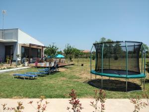Bazén v ubytování Hill Sun Luxury Suites nebo v jeho okolí