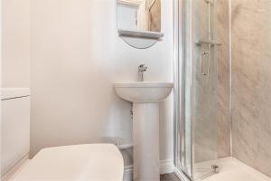 y baño con aseo, lavabo y ducha. en Guest Homes - The Bull Inn, 3 Double Rooms en Worcester