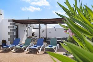 un grupo de sillas sentadas en un patio en Casa Elian, en Playa Blanca