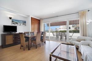 TV a/nebo společenská místnost v ubytování Primera línea con vistas al mar