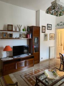 a living room with a tv and a table at Edo apartament in Lido di Ostia