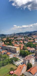 einen Blick über eine Stadt mit Gebäuden und Autos in der Unterkunft Skyline by Nights & Smiles in Tuzla