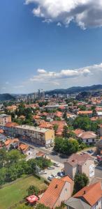 een uitzicht over een stad met gebouwen en auto's bij Skyline by Nights & Smiles in Tuzla