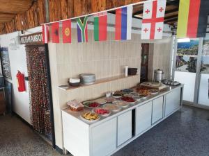 ein Buffet mit vielen verschiedenen Speisen in der Unterkunft meltem pansiyon in Kaş