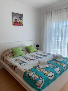 Salir de PortoにあるBela Baïaの大きな窓のある部屋にある大きなベッド +32枚の写真