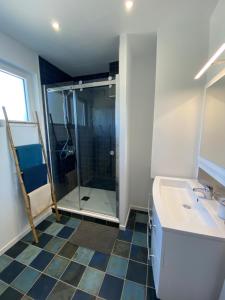 Phòng tắm tại CHARNER centre gare 2 chambres 100m2 parking