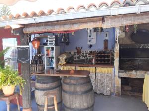 un bar con una mesa encima de dos barriles de vino en Casa Anaelia, en La Orotava