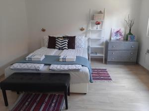 1 dormitorio con 1 cama y vestidor en Yasmin, en Sarajevo