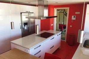 Cucina o angolo cottura di Penthouse with private pool, hot tub jacuzzi with sea views and chill-out zone, close to the sea