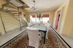 Foto dalla galleria di Penthouse with private pool, hot tub jacuzzi with sea views and chill-out zone, close to the sea a Marbella