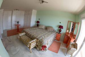 Letto o letti in una camera di Penthouse with private pool, hot tub jacuzzi with sea views and chill-out zone, close to the sea