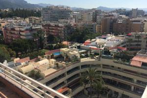 Vista generica su Marbella o vista sulla città dall'interno dell'appartamento
