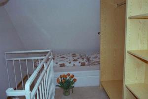 a small room with a bed and flowers in it at Ferienwohnung-Gottorf in Ulsnis