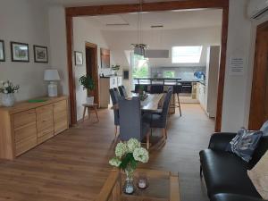 ein Wohnzimmer und eine Küche mit einem Tisch und Stühlen in der Unterkunft Villa Tini in Radebeul