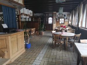 a restaurant with tables and chairs in a room at Gästehaus am Rathaus in Pottenstein