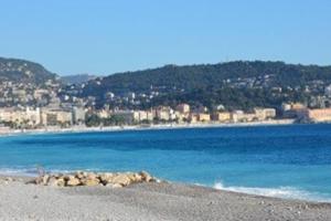 A 50 metres de la plage et de la promenade des anglais