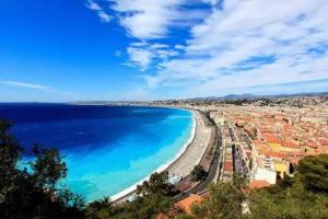 A 50 metres de la plage et de la promenade des anglais