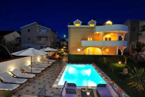 Bazén v ubytování Villa Vanilla with Heated Pool nebo v jeho okolí