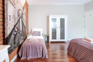 Säng eller sängar i ett rum på Lavender Cosy Apartment