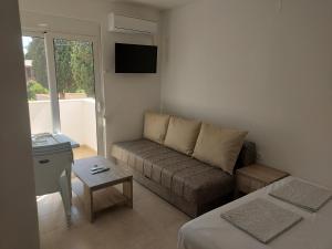 Un televizor și/sau centru de divertisment la Ulcin Relax Apartments & Rooms