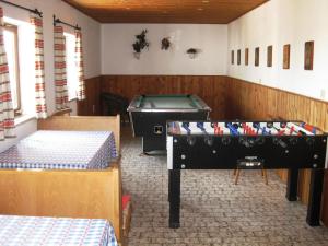 a room with a ping pong table and a pool table at Petersimmerhof in Taching am See