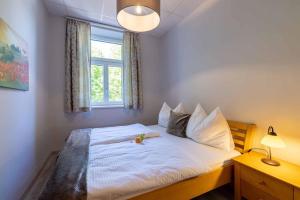 1 dormitorio con 1 cama grande y ventana en Ferienwohnung Engleitner - DorfResort Mitterbach en Mitterbach